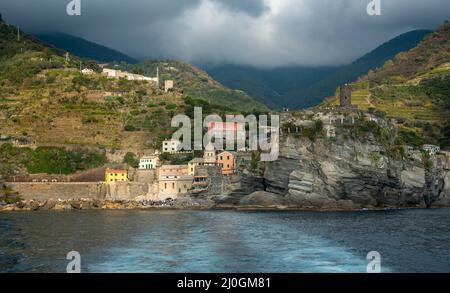 Dorf vernazza am Rande der Klippe Riomaggiore, Cinque Terre, Ligurien, Italien Stockfoto