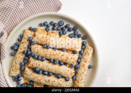 Pfannkuchen auf dem Teller mit Brombeere. Leckere Pfannkuchen mit Heidelbeeren auf einem weißen Teller. Flach legen Stockfoto