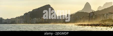 Panoramabild des Strandes von der Küste von Rio de Janeiro bei Sonnenuntergang Stockfoto