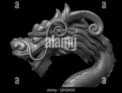 Drache auf schwarzem Hintergrund isoliert Stockfoto