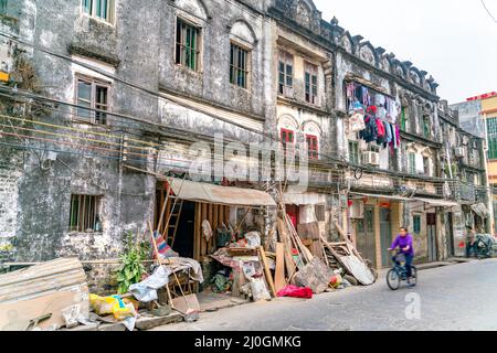 Sanya, Hainan/China-08.04.2020:die ländliche Straßenansicht des alten traditionellen Fischerdorfes auf Hainan in China Stockfoto