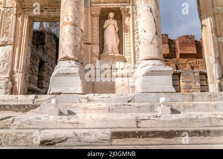 Celsus Bibliothek in Ephesus in Selcuk (Izmir), Türkei. Die Marmorstatue ist Sophia, Göttin der Weisheit, in der Celcus Library in Ephesu Stockfoto