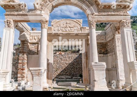 EPHESUS, TÜRKEI: Marmorreliefs in der historischen antiken Stadt Ephesus, in Selcuk, Izmir, Türkei.Figur der Medusa mit Ornamenten von AC Stockfoto