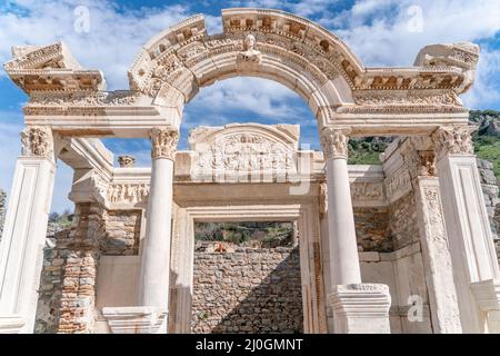 EPHESUS, TÜRKEI: Marmorreliefs in der historischen antiken Stadt Ephesus, in Selcuk, Izmir, Türkei.Figur der Medusa mit Ornamenten von AC Stockfoto