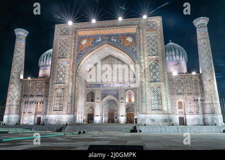 Die Tillya Kori Madrasah und Ulugbek Madrasasi und Sherdor Madrasa auf dem Registon-Platz in Samarkand, Usbekistan Stockfoto