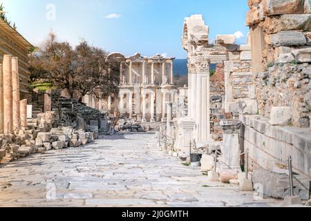 Celsus Bibliothek in Ephesus in Selcuk (Izmir), Türkei. Die Marmorstatue ist Sophia, Göttin der Weisheit, in der Celcus Library in Ephesu Stockfoto