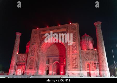 Die Tillya Kori Madrasah und Ulugbek Madrasasi und Sherdor Madrasa auf dem Registon-Platz in Samarkand, Usbekistan Stockfoto