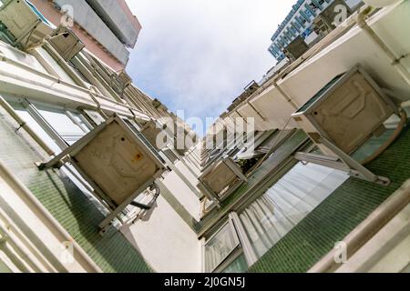 Die atemberaubende Aussicht auf Hong Kong Stadtlandschaft voller Wolkenkratzer vom Dach. Stockfoto