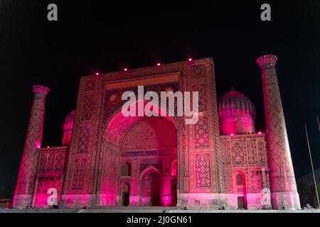 Die Tillya Kori Madrasah und Ulugbek Madrasasi und Sherdor Madrasa auf dem Registon-Platz in Samarkand, Usbekistan Stockfoto