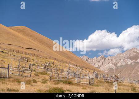 Der Blick auf den alten traditionellen Friedhof in einem kleinen abgelegenen Dorf in Kirgisistan Stockfoto