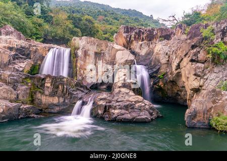 Der atemberaubende Blick auf den Wasserfluss des Wasserfalls im Yanoda Rain Forest Nationalpark auf Hainan in China Stockfoto