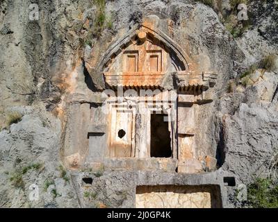 Aus der Vogelperspektive betrachtet man die antiken griechischen Felsgräber, die in die Klippen von Myra (Demre Stockfoto