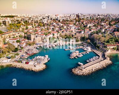 Luftaufnahme der Antalya Bucht in Antalya Stadt vom Höhepunkt der Drohnenflug an sonnigen Tag in der Türkei. Erstaunliche Luftbild Stadtscap Stockfoto