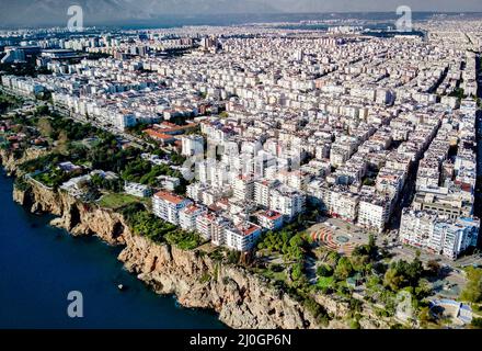 Luftaufnahme der Antalya Bucht in Antalya Stadt vom Höhepunkt der Drohnenflug an sonnigen Tag in der Türkei. Erstaunliche Luftbild Stadtscap Stockfoto