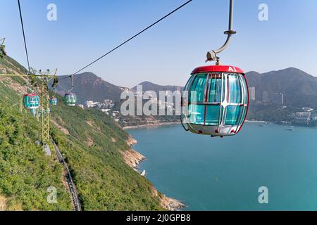 Die sonnige Aussicht auf Seilbahn und Freizeitpark in der Nähe des Meeres Stockfoto