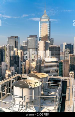 Die atemberaubende Aussicht auf Hong Kong Stadtlandschaft voller Wolkenkratzer vom Dach. Stockfoto