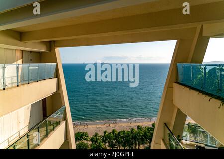 Der fantastische Blick auf den Strand von Sanya vom Hotel auf Hainan, China Stockfoto