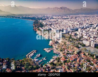 Luftaufnahme der Antalya Bucht in Antalya Stadt vom Höhepunkt der Drohnenflug an sonnigen Tag in der Türkei. Wundervolle Aussicht auf das B Stockfoto