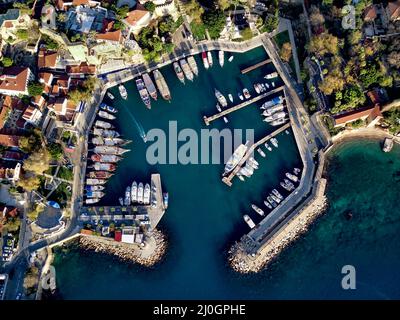 Luftaufnahme der Antalya Bucht in Antalya Stadt vom Höhepunkt der Drohnenflug an sonnigen Tag in der Türkei. Erstaunliche Luftbild Stadtscap Stockfoto