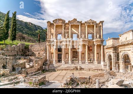 Celsus Bibliothek in Ephesus in Selcuk (Izmir), Türkei. Die Marmorstatue ist Sophia, Göttin der Weisheit, in der Celcus Library in Ephesu Stockfoto
