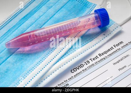 Tests auf Vorhandensein von Covid-19 oder Coronavirus. Zentrifugenröhrchen, das eine Probe mit einem leeren covid-Testformular enthält. Stockfoto