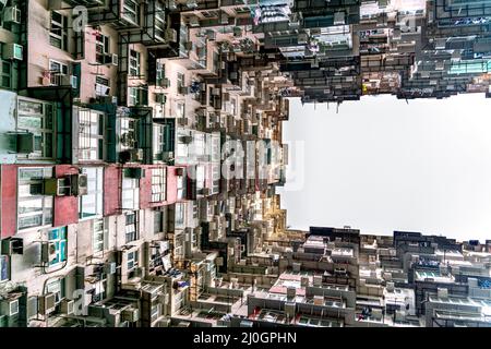 Der beliebte Ort unter Touristen genannt Montane Mansion in der Nähe von Tai Koo in Hongkong. Überfülltes altes Retro-Gebäude Stockfoto