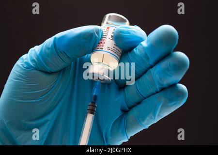 Calgary, Alberta. Kanada. 02. April 2021. Mitarbeiter im Gesundheitswesen mit einem Moderna-Impfstoff und einer Injektionsspritze. Stockfoto