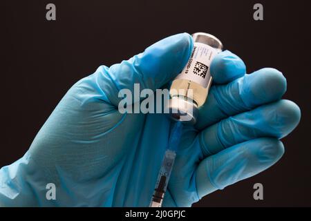 Calgary, Alberta. Kanada. 02. April 2021. Mitarbeiter im Gesundheitswesen mit einer Janssen- oder Johnson- und johnson-Impfstoff- und Injektionsspritze Stockfoto