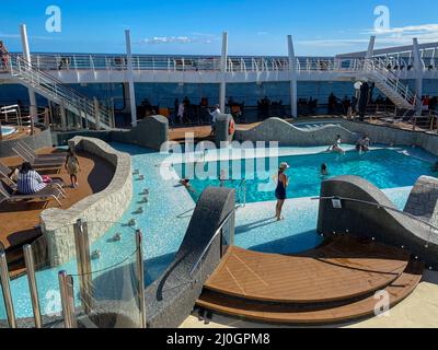 Orlando, FL USA - 11. Oktober 2021: Der Hauptschwimmbadbereich auf dem MSC-Kreuzfahrtschiff Divina in Port Canaveral, Florida., Stockfoto