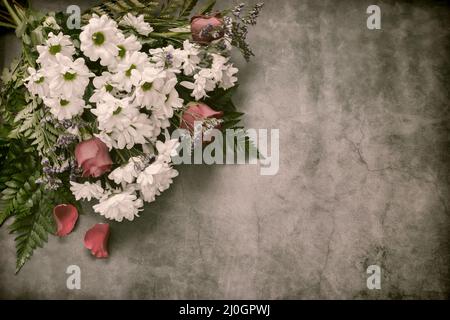 Bouquet von weißen Chrysanthemen mit roten Rosen Stockfoto