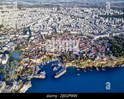 Luftaufnahme der Antalya Bucht in Antalya Stadt vom Höhepunkt der Drohnenflug an sonnigen Tag in der Türkei. Erstaunliche Luftbild Stadtscap Stockfoto