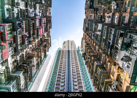 Der beliebte Ort unter Touristen genannt Montane Mansion in der Nähe von Tai Koo in Hongkong. Überfülltes altes Retro-Gebäude Stockfoto