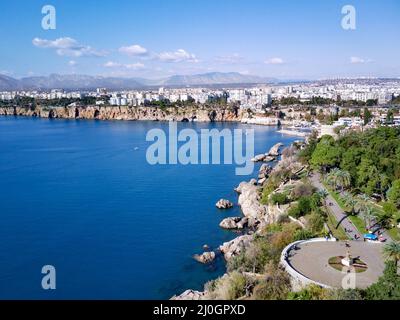 Luftaufnahme der Antalya Bucht in Antalya Stadt vom Höhepunkt der Drohnenflug an sonnigen Tag in der Türkei. Erstaunliche Luftbild Stadtscap Stockfoto