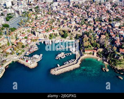 Luftaufnahme der Antalya Bucht in Antalya Stadt vom Höhepunkt der Drohnenflug an sonnigen Tag in der Türkei. Wundervolle Aussicht auf das B Stockfoto