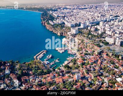 Luftaufnahme der Antalya Bucht in Antalya Stadt vom Höhepunkt der Drohnenflug an sonnigen Tag in der Türkei. Erstaunliche Luftbild Stadtscap Stockfoto