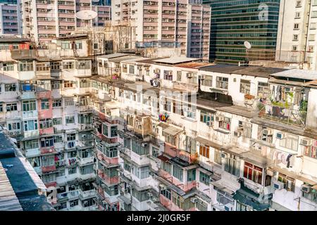 Der beliebte Ort unter Touristen genannt Montane Mansion in der Nähe von Tai Koo in Hongkong. Überfülltes altes Retro-Gebäude Stockfoto