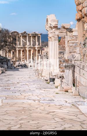 Celsus Bibliothek in Ephesus in Selcuk (Izmir), Türkei. Die Marmorstatue ist Sophia, Göttin der Weisheit, in der Celcus Library in Ephesu Stockfoto