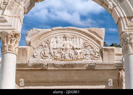 EPHESUS, TÜRKEI: Marmorreliefs in der historischen antiken Stadt Ephesus, in Selcuk, Izmir, Türkei.Figur der Medusa mit Ornamenten von AC Stockfoto