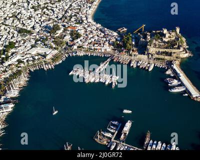 Herrlicher Panoramablick von der Drohne auf den Hafen von Bodrum und das alte Schloss Kalesi Stockfoto