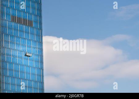 Die Wascherkabine auf dem hohen Wolkenkratzer Stockfoto