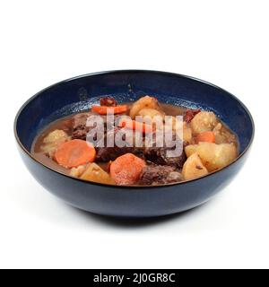 Bourguignon-Rindfleisch auf einem tiefen Teller auf weißem Hintergrund Stockfoto