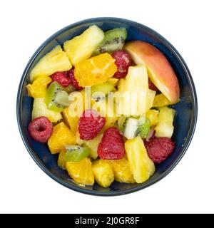 Obstsalat in Schüssel auf weißem Hintergrund - Studioaufnahme Stockfoto