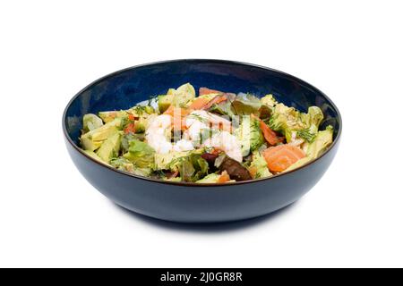 Avocado, Lachs, Garnelensalat auf blauem Teller auf weißem Hintergrund Stockfoto