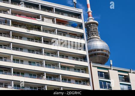 Gefördertes Wohngebäude mit dem Fernsehturm von Berlin im Hintergrund Stockfoto