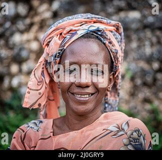 Schwarz African Senior schöne Frau mit Schal im Freien Porträt Stockfoto