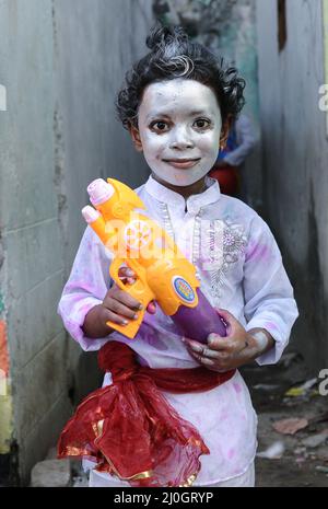 Dhaka, Bangladesch. 18. März 2022. Hazaribagh, Dhaka. 18.. März 2022. Die Menschen der Hindu-Dalit-Gemeinschaft feiern Dol yatra und das Holi-Fest in der Cleaners Colony. Kredit: Majority World CIC/Alamy Live Nachrichten Stockfoto