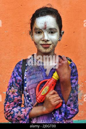 Dhaka, Bangladesch. 18. März 2022. Hazaribagh, Dhaka. 18.. März 2022. Die Menschen der Hindu-Dalit-Gemeinschaft feiern Dol yatra und das Holi-Fest in der Cleaners Colony. Kredit: Majority World CIC/Alamy Live Nachrichten Stockfoto