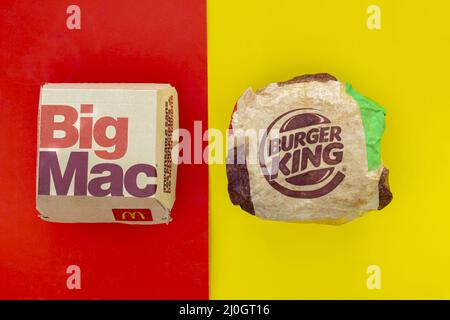 Calgary, Alberta. Kanada. 17.Mai 2021. Ein McDonald's Big Mac und Burger King Whopper Hamburger. Konzept: Top Hamburger Companien Stockfoto