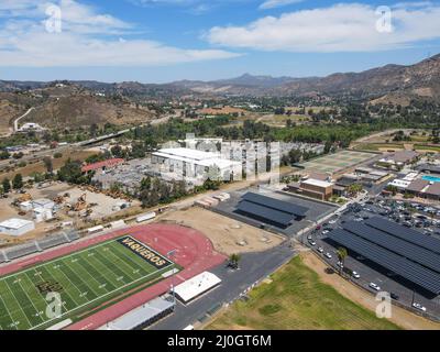 Luftaufnahme des amerikanischen Fußballfeldes und der Schule, Lakeside, Kalifornien, USA Stockfoto