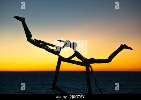 Skulpturen am Meer Küssen auf einem Drachen Stockfoto